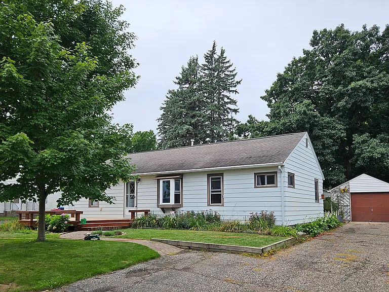 136 Charles Ave — Photo 15