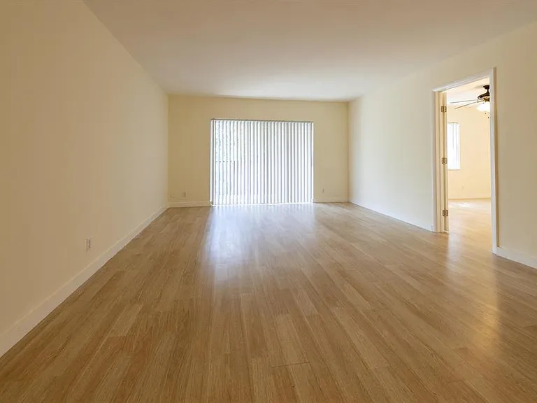 6061 N Falls Circle Dr #402 — Photo 6