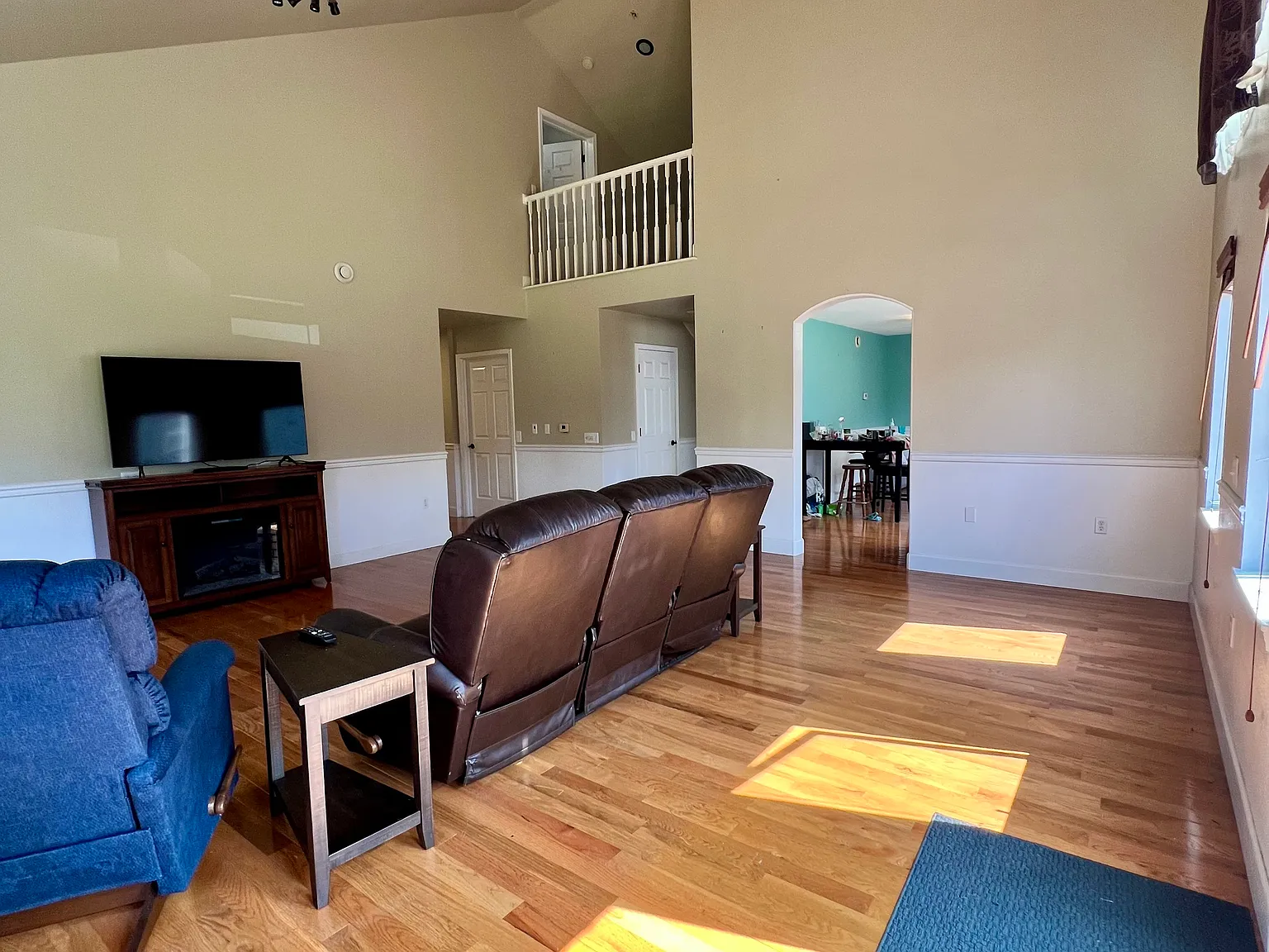5 bed, 2400 sqft, $2,900 — Photo 2
