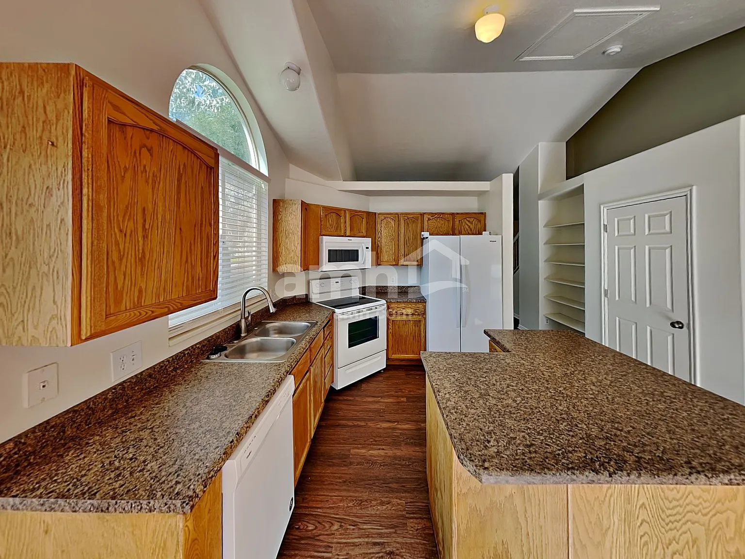 5 bed, 3.5 bath, 2378 sqft, $2,995 — Photo 3