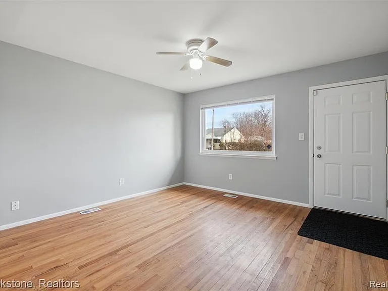 23583 Columbus Ave — Photo 13