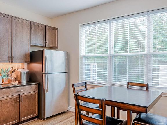 3rd image of 3614 Boettcher Dr #1006