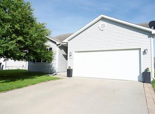 2437 Whispering Ridge Dr, Des Moines, IA 50320