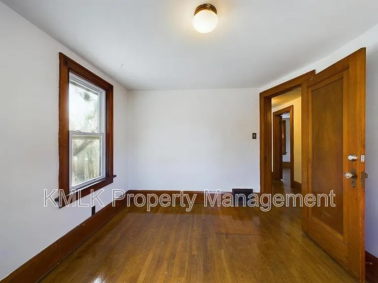 524 Allyn St — Photo 43