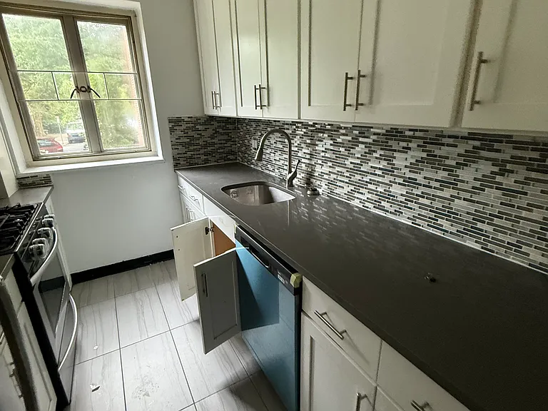196-15 65th Cres #3C — Photo 10
