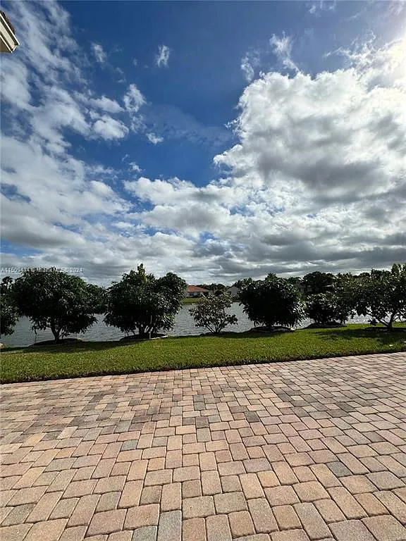 3 bed, 2.0 bath, 1905 sqft, $3,800 — Photo 4