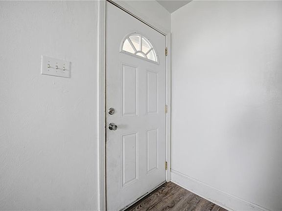 5th image of 209 Hanbury Ave