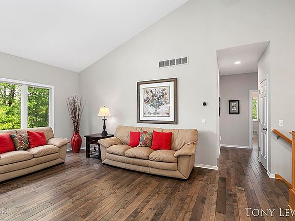 5th image of 380 Glenwoods Ct NE
