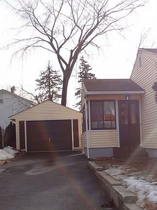 Access sun/mud room from driveway!