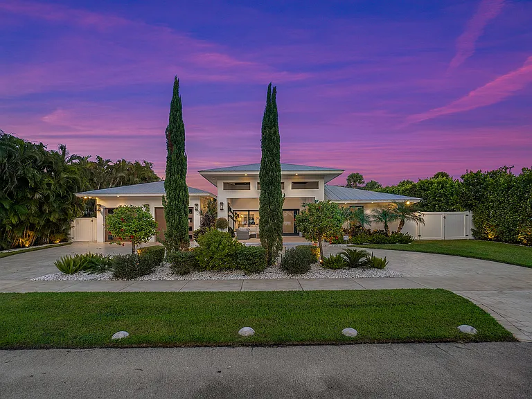 1117 Lake Dr — Photo 3