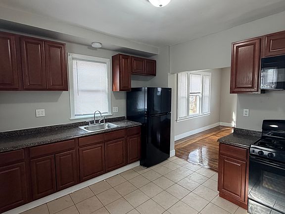 5th image of 240 Fountain St