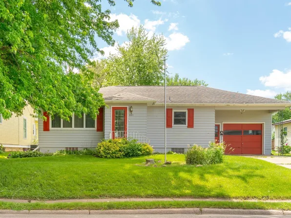 605 1st St, La Porte City, IA 50651