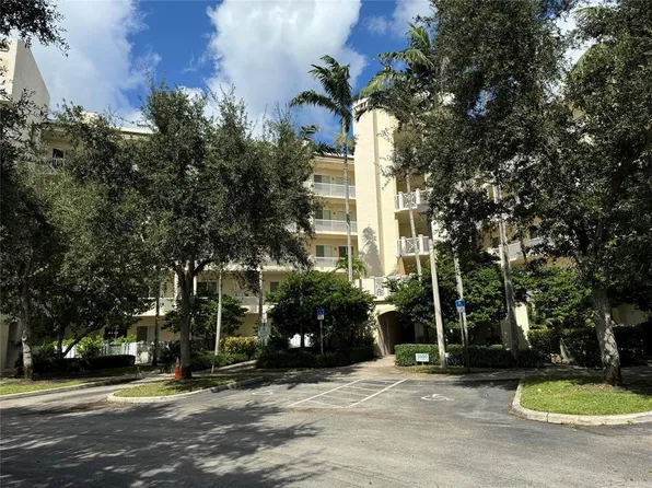 3500 Oaks Clubhouse Dr, Pompano Beach, FL
