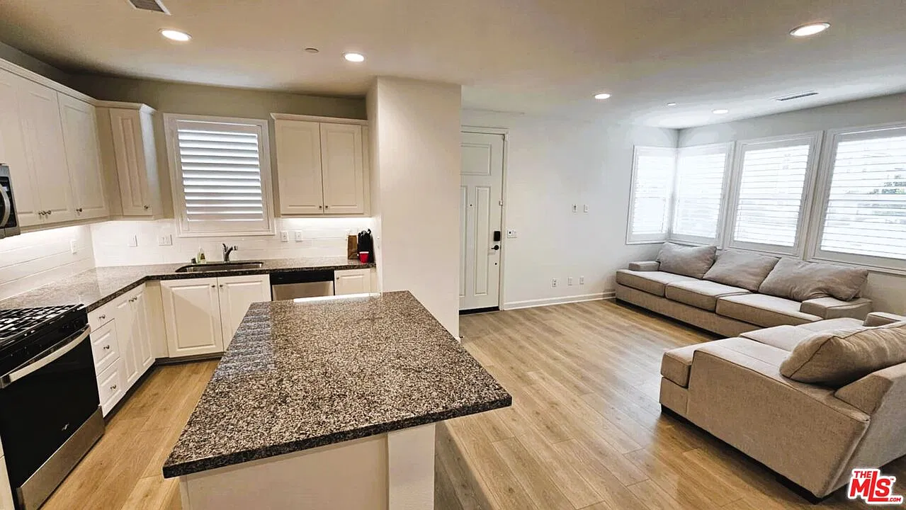 4 bed, 2.5 bath, 1520 sqft, $3,550 — Photo 2