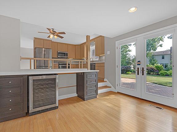 5th image of 650 Newport Ave