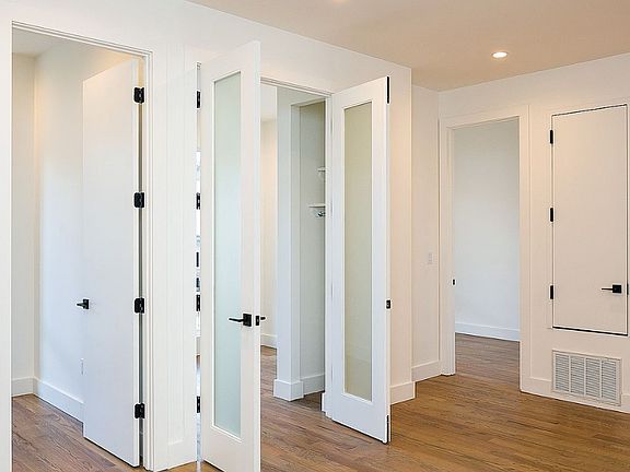 4th image of 1499 Jefferson Ave #4R