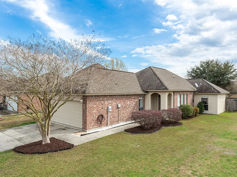 735 Fall Creek Dr — Photo 2