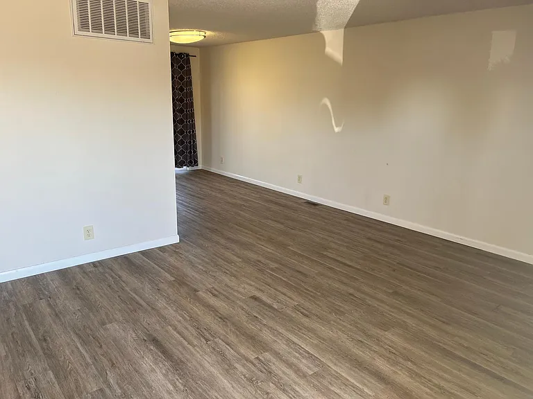 1703 Windsor Dr — Photo 4