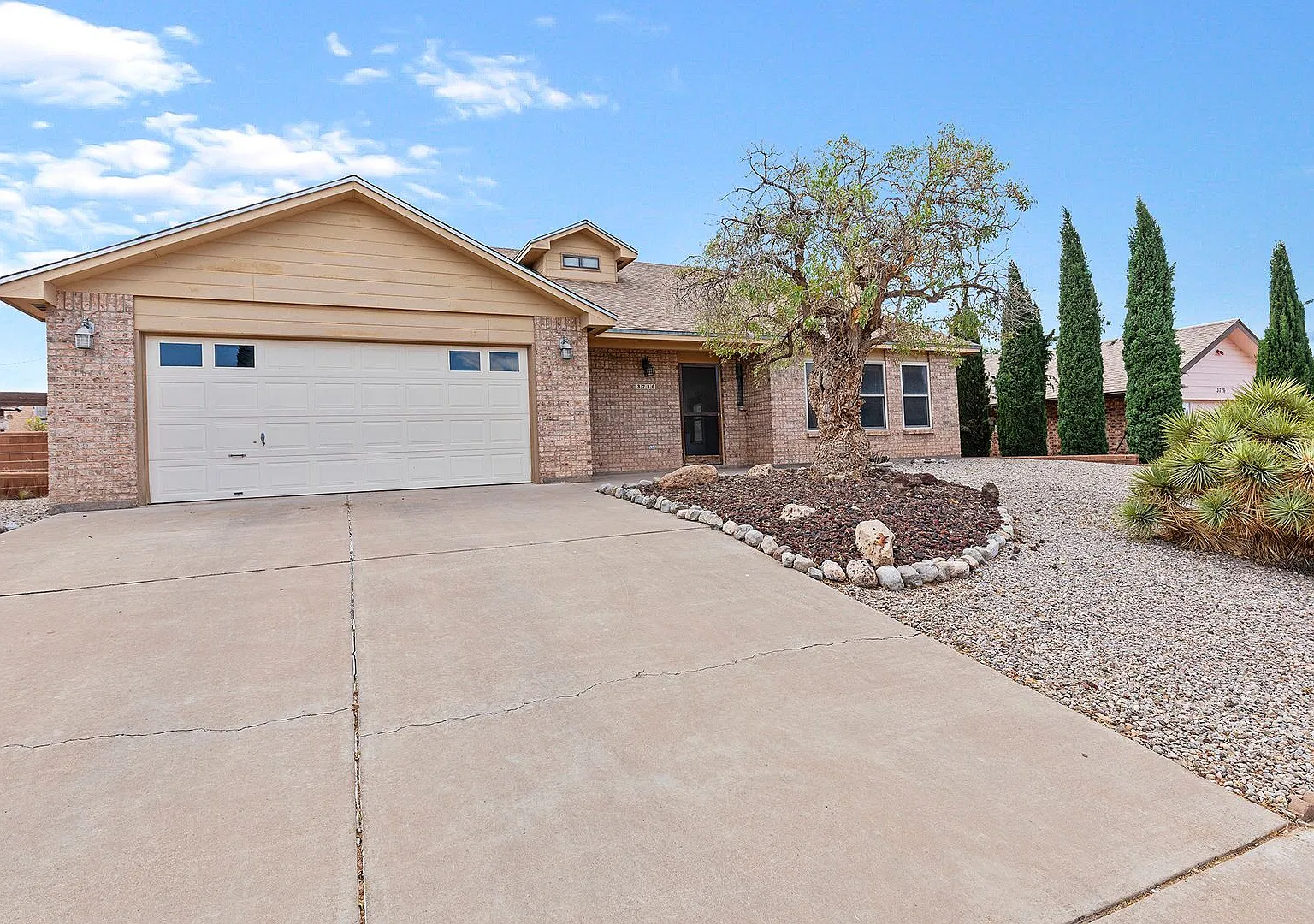 Beautiful 3 Bedroom, 2.5 bath home with Shed — Photo 1