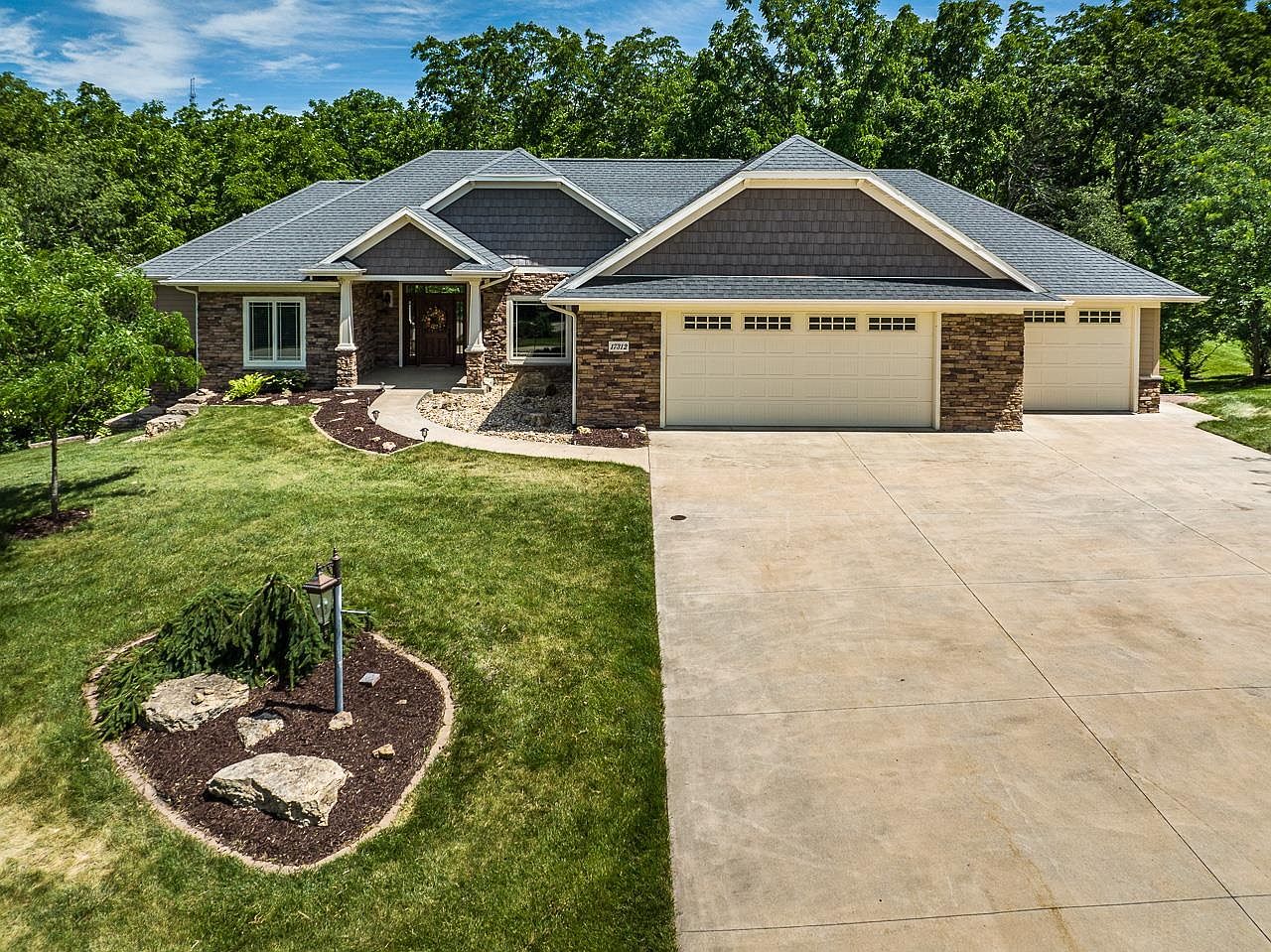 17312 Castlemaine Ln, Dubuque, IA 52001 Zillow