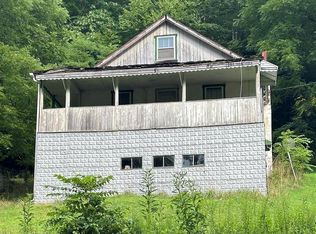 40 Knob Branch Rd, Mount Hope, WV 25880