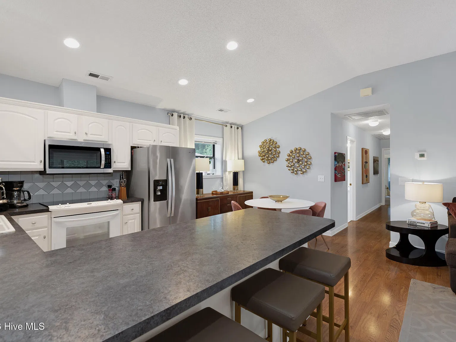 3 bed, 2.0 bath, 1306 sqft, $2,300 — Photo 4