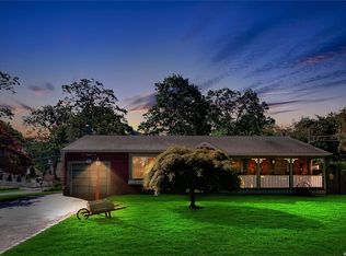 24 Walnut St, Ronkonkoma, NY 11779