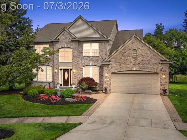376 Bracken Ct, Troy, MI 48098