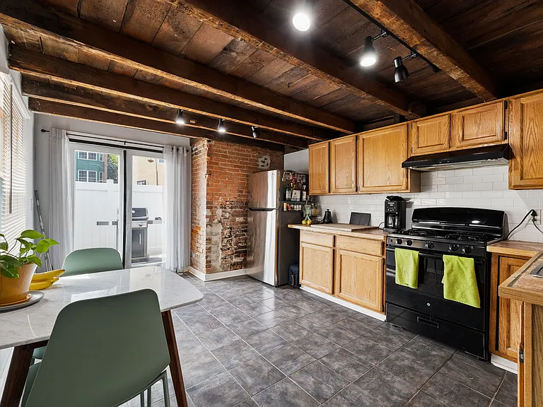 1130 Crease St — Photo 9