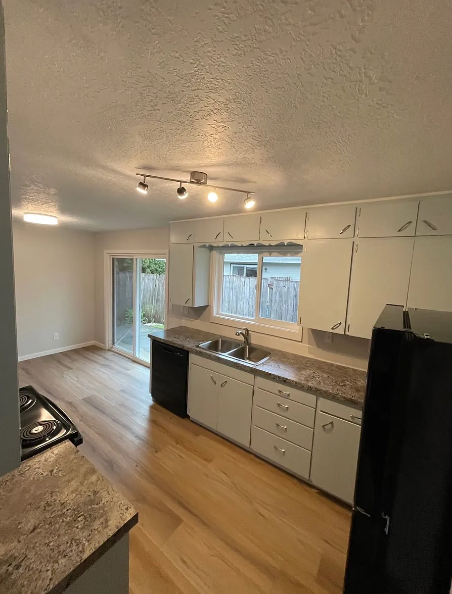 Photo 2 of 16 - 1826 Filbert St #2 - Forest Grove, OR Building Photo - 1826 Filbert St #2