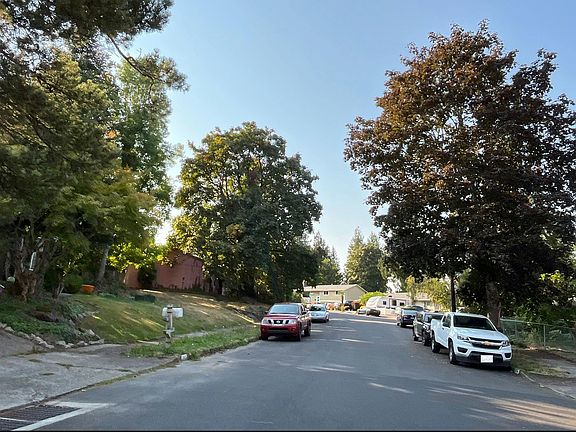4th image of 384 SE Barnes Ave