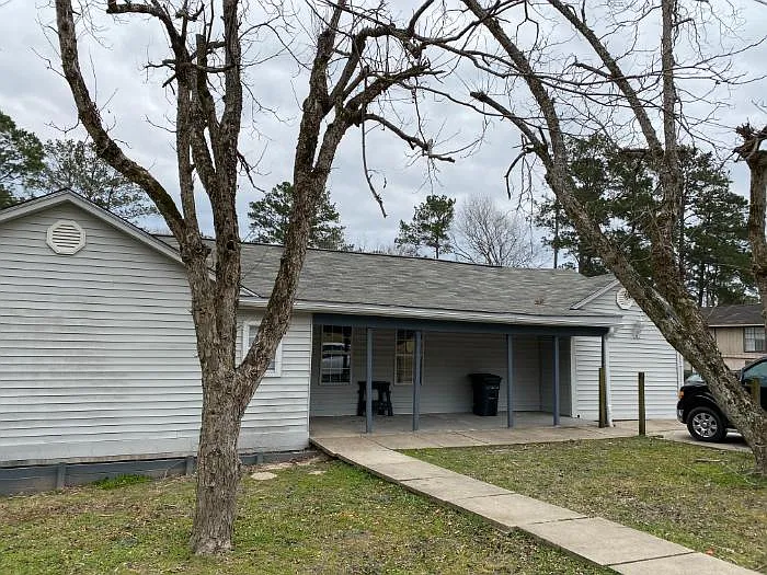 5 bed, 2100 sqft, $1,600 — Photo 1