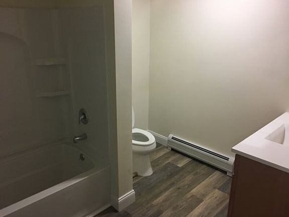 3rd image of 323 College St Unit 10