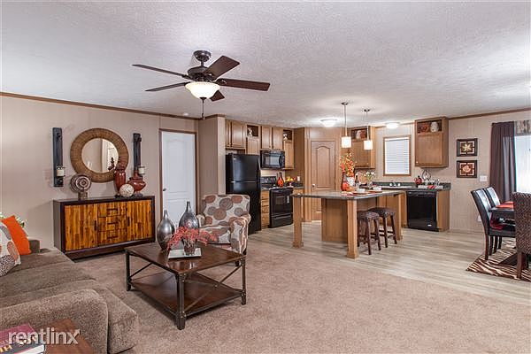 Kitchen Has a Built In Breakfast Table!!