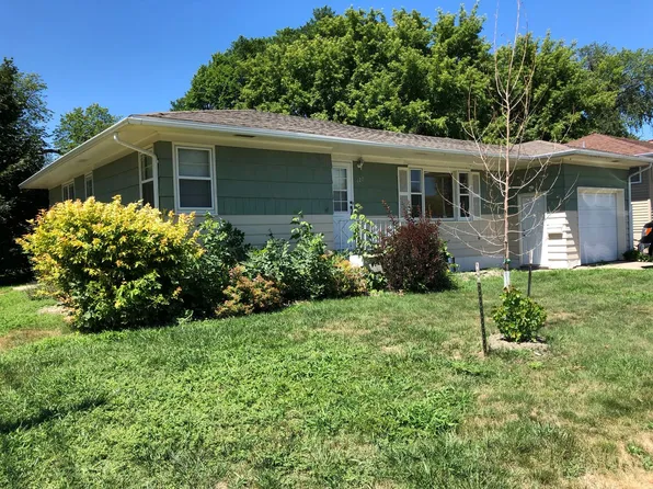 427 8th St S, Moorhead, MN 56560