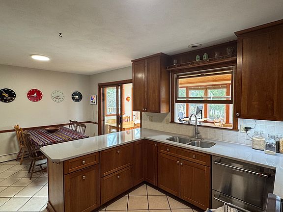 3rd image of 140 Homestead Cir