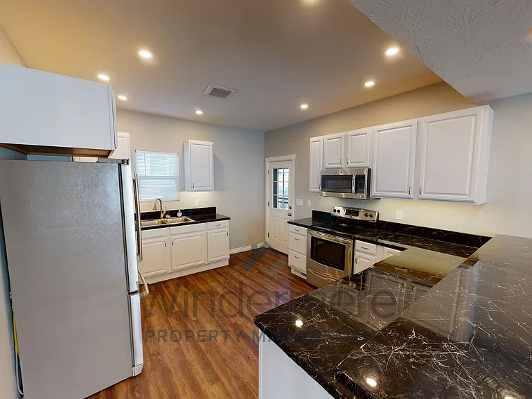 430 E Oak St — Photo 5