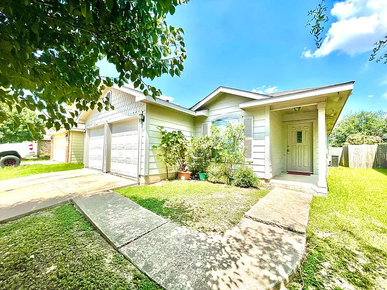 1401 Coriander Dr — Photo 2