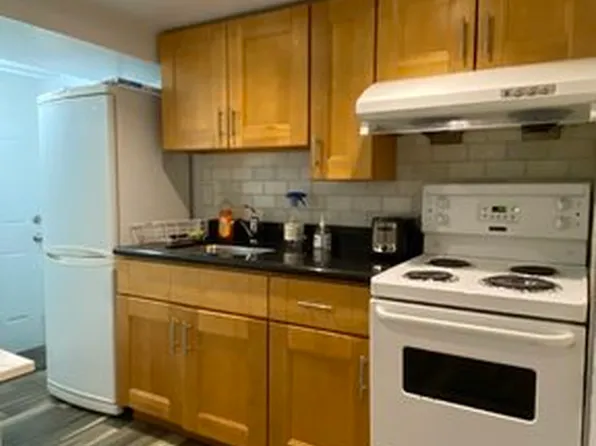 326 Bathurst St #1A, Toronto, ON M5T 2S3
