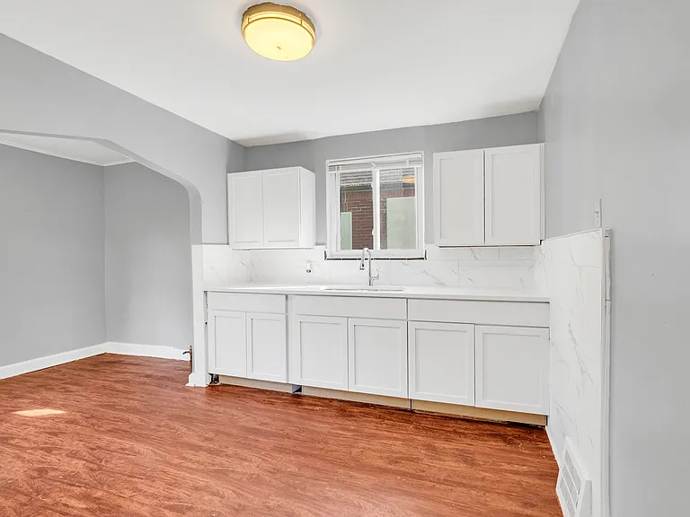 10470 Roxbury St — Photo 9