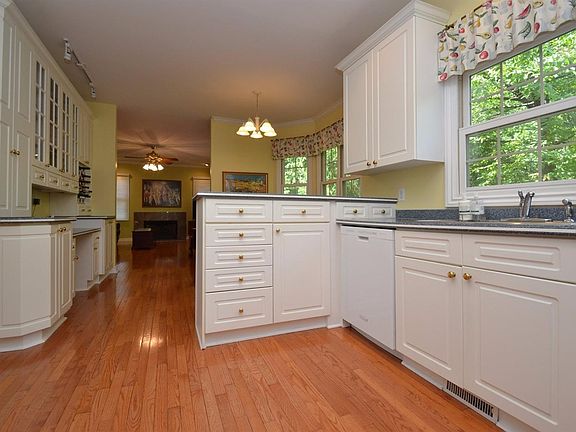 3rd image of 484 Pine Brae Dr
