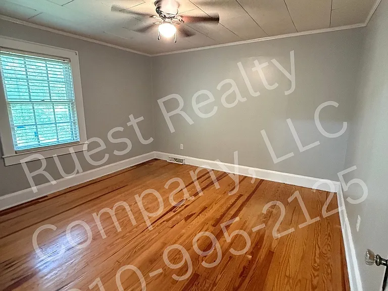 401 Dogwood Ln — Photo 6