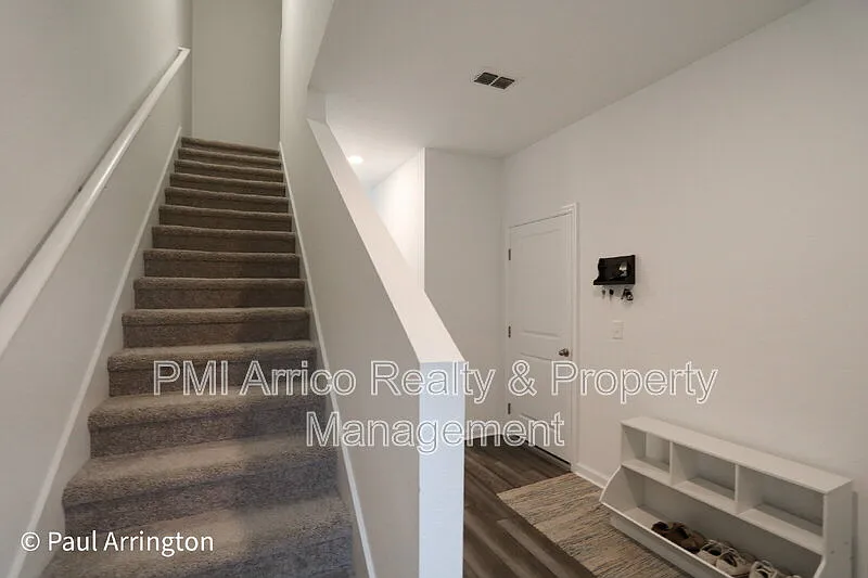 3 bed, 2.5 bath, 1421 sqft, $2,260 — Photo 2
