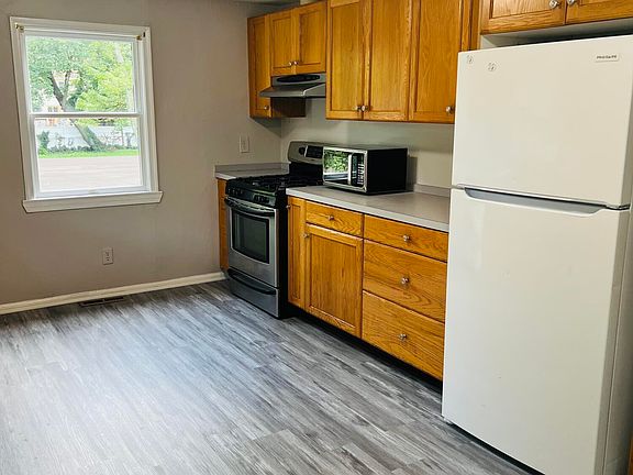 4th image of 36 Mundy Ave