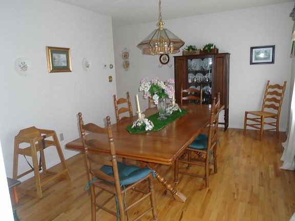 Spacious Dining room