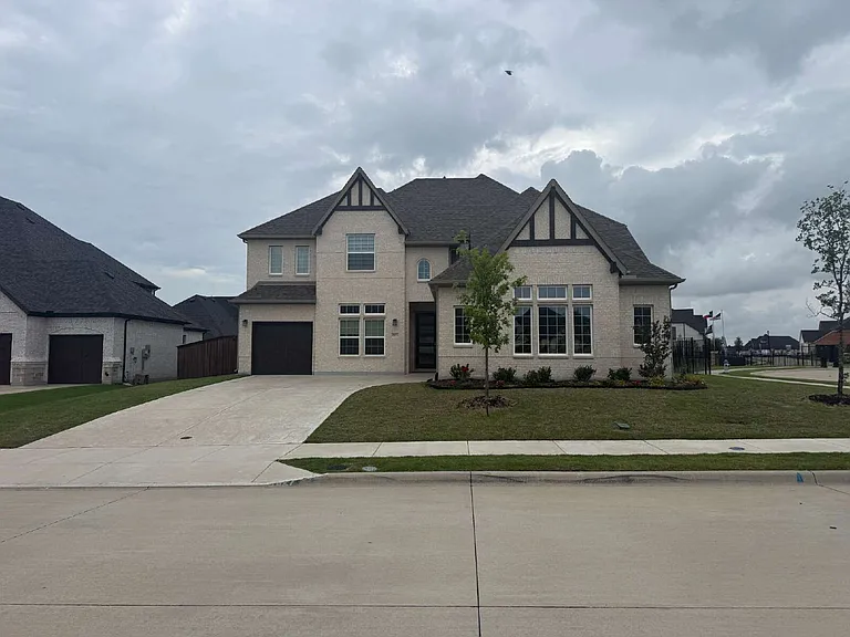 1927 Pebble Ln — Photo 1