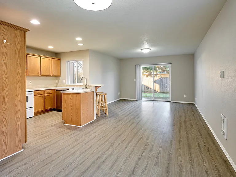 555 Ford St SE — Photo 6