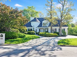 825 Saint Stephens Grn, Oak Brook, IL 60523