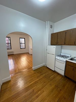 4th image of 329 E 75th St #2C
