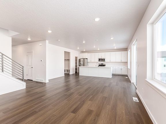 4th image of 498 Flora Dr